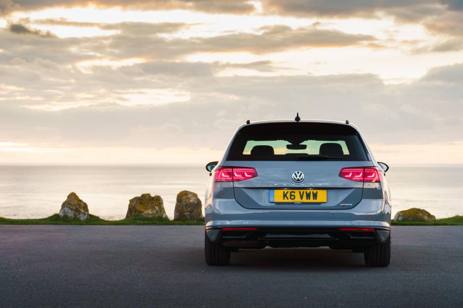 Volkswagen Passat Estate R-Line Edition (B8) 2019 года  (UK) (фото 30 из 31)
